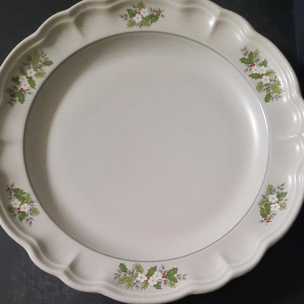 Set of 2 Pfaltzgraff White Dinner Plate with Holly and Red Berry Accents - Picture 7 of 13